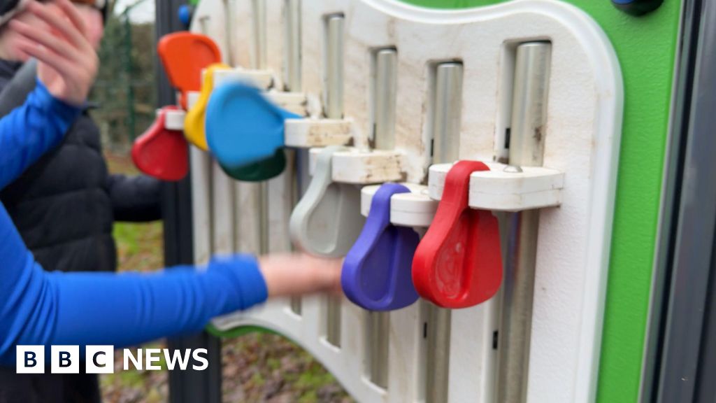 bbc.co.uk - Harry Parkhill - Disharmony in Lincolnshire village over 'noisy' musical chimes - BBC News