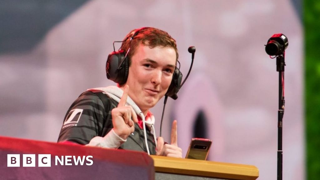 E-sports: How gaming helped Liam McCarron live the dream thumbnail