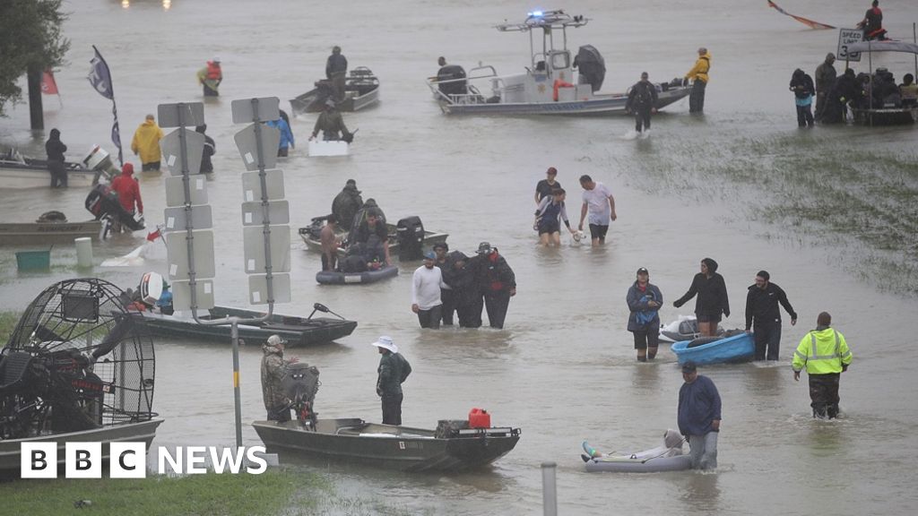 Hurricane Harvey rainfall 'weighed 127bn tonnes' - BBC News