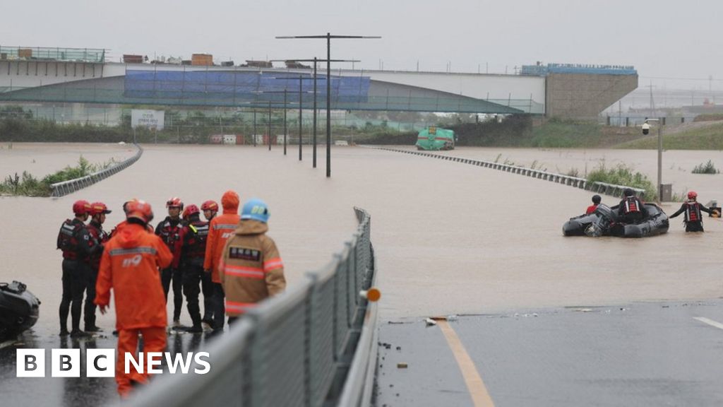 韓国洪水：救助隊員が水に浸った清州トンネルから車両に接近するために苦軍奮闘します。