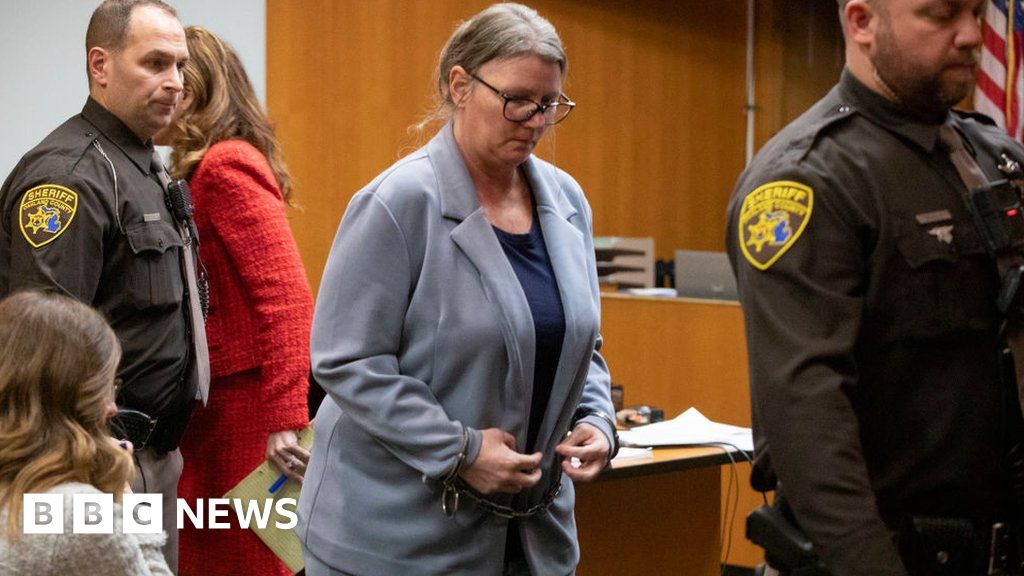 Майката на стрелеца в училище в Мичиган обвинява съпруга си в показанията на процеса