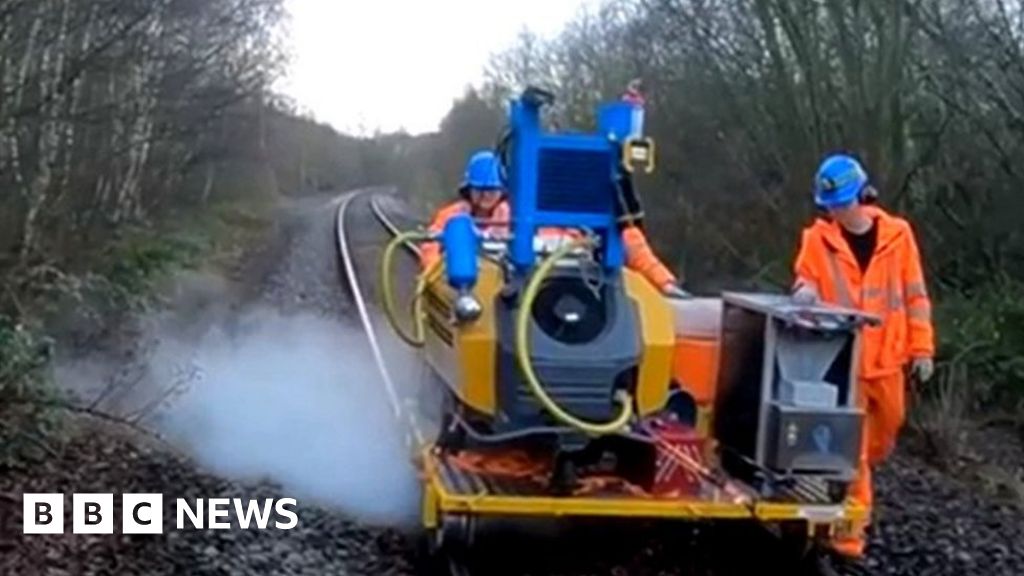 Dry ice 'could stop leaves on line rail delays'