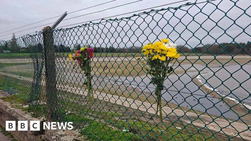 Police at reservoir after light aircraft crash