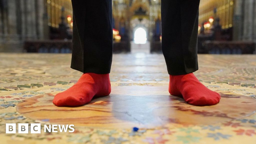 Los visitantes pueden caminar en un piso de coronación raro en calcetines
