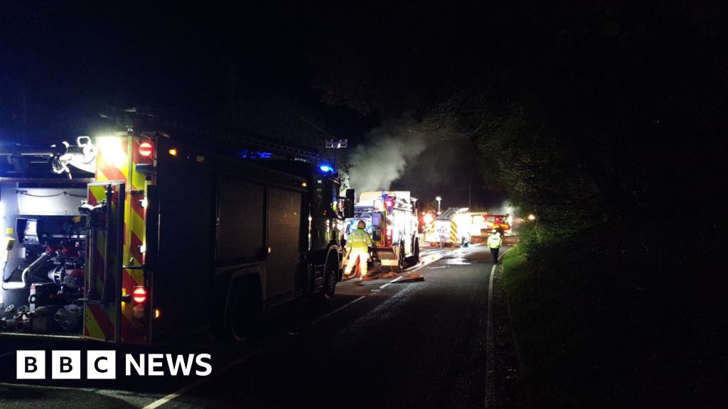 Dorset Fire Crews Tackle Thatched Cottages Blaze Bbc News