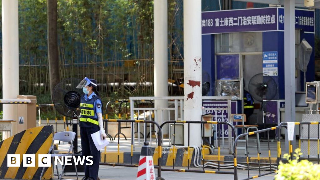 Apple: Chinese workers flee Covid lockdown at iPhone factory – BBC
