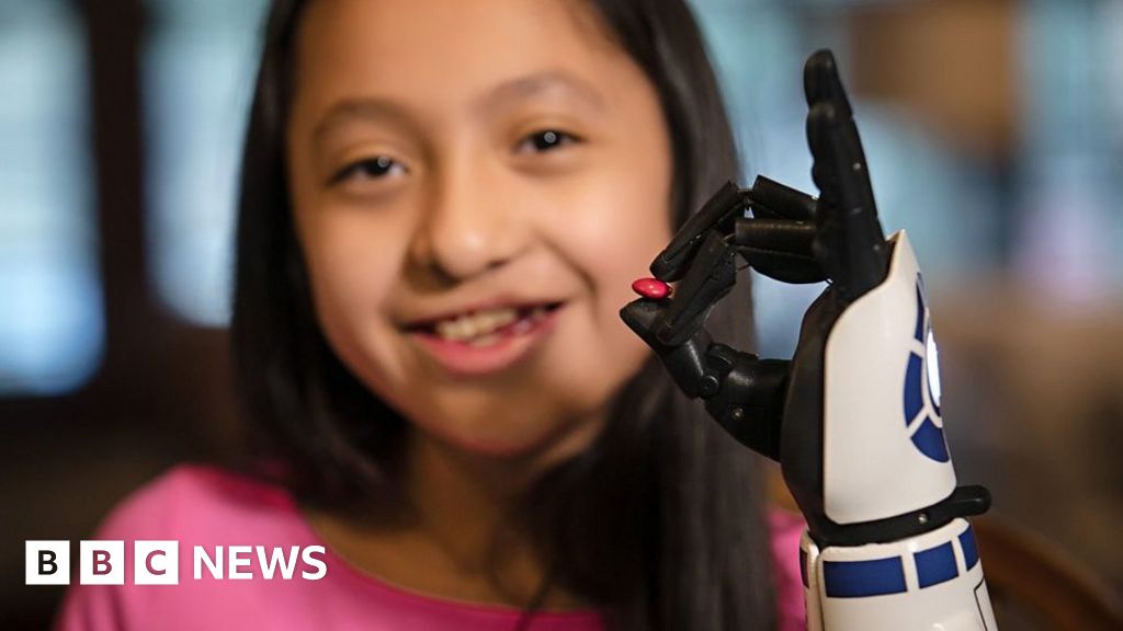 Star Wars Actor Mark Hamill Surprises Girl With R2 D2 Style Arm