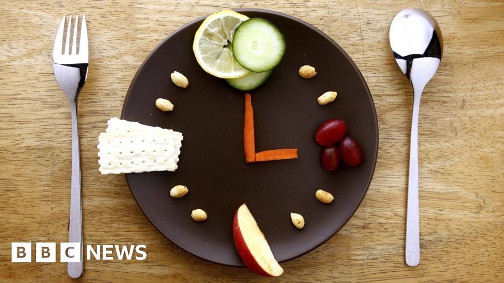 Can changing your mealtimes make you healthier? - BBC News