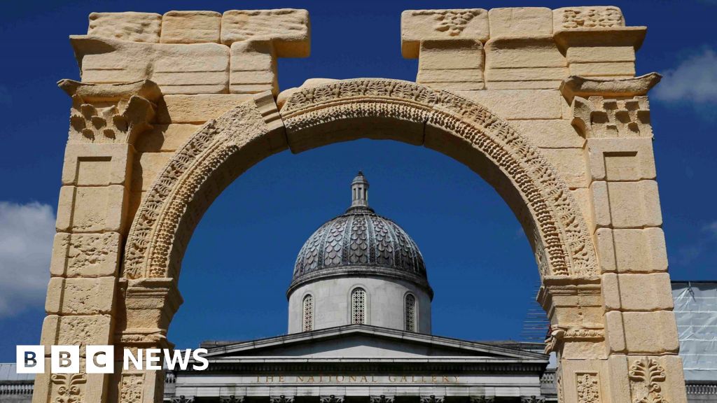 Palmyra's Arch of Triumph recreated in London - BBC News