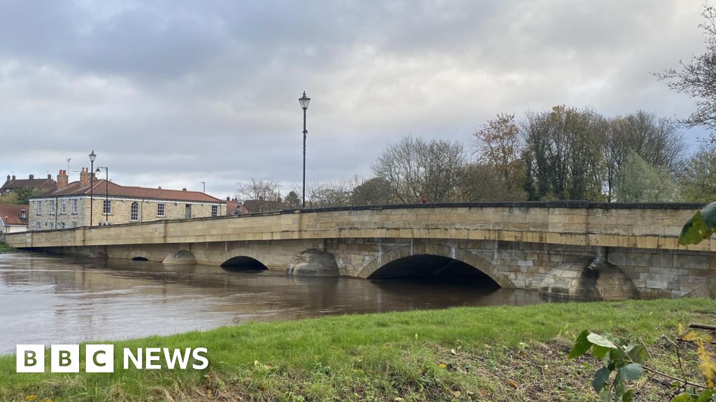 Tadcaster Bridge to remain open for longer in bad weather BBC