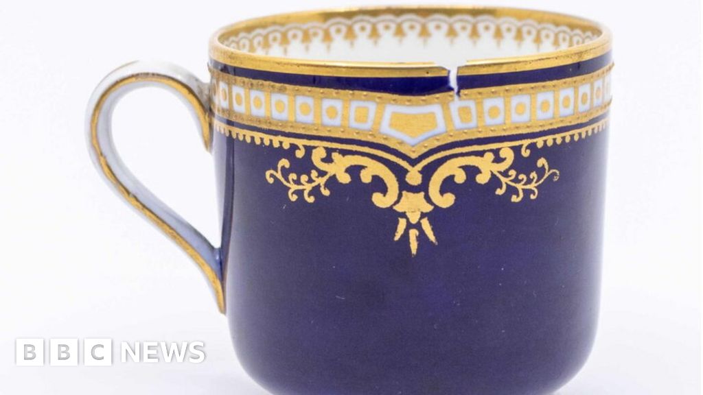 Cheers at sale of Titanic cup found in Burton attic