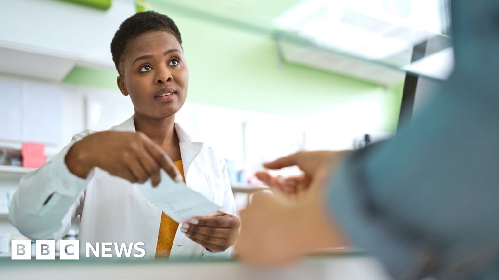 More pharmacies in England to prescribe medication from autumn