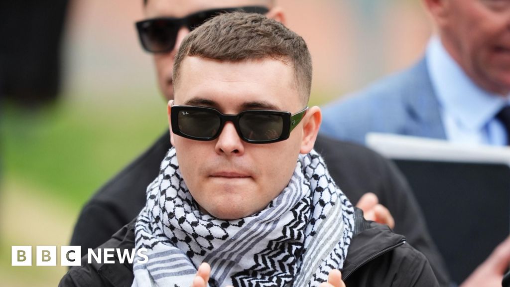 <div>Kneecap rapper's terror case thrown out</div>