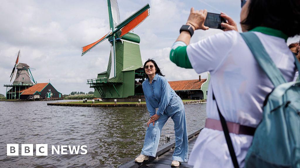 Zaanse Schans: The picturesque Dutch village set to charge tourists an entry fee thumbnail