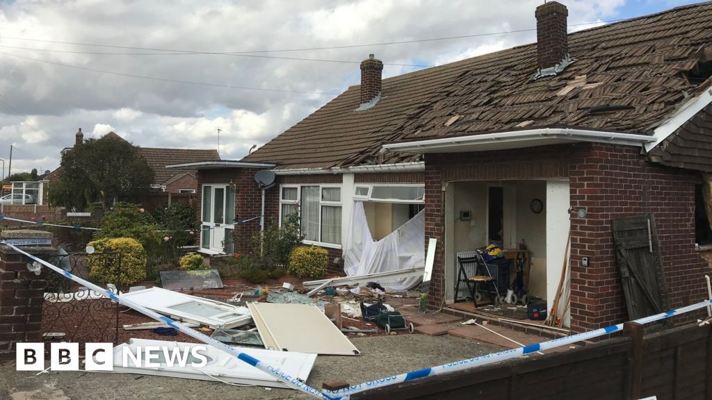 Clacton gas explosion: Neighbours rescue elderly woman - BBC News