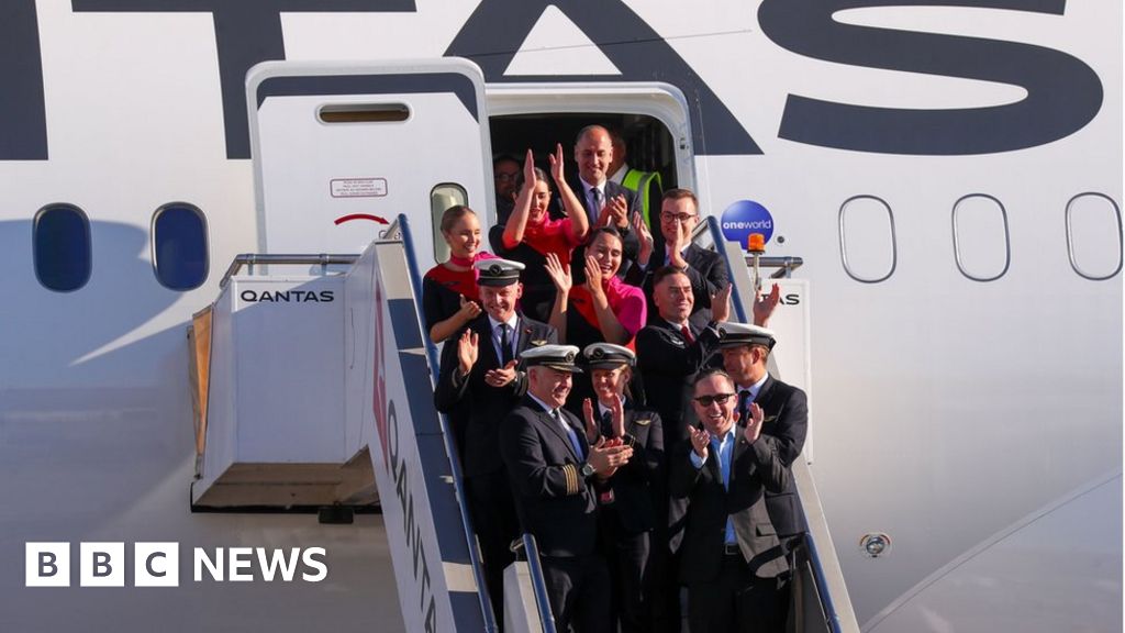 Qantas completes test of longest non-stop passenger flight - BBC News thumbnail