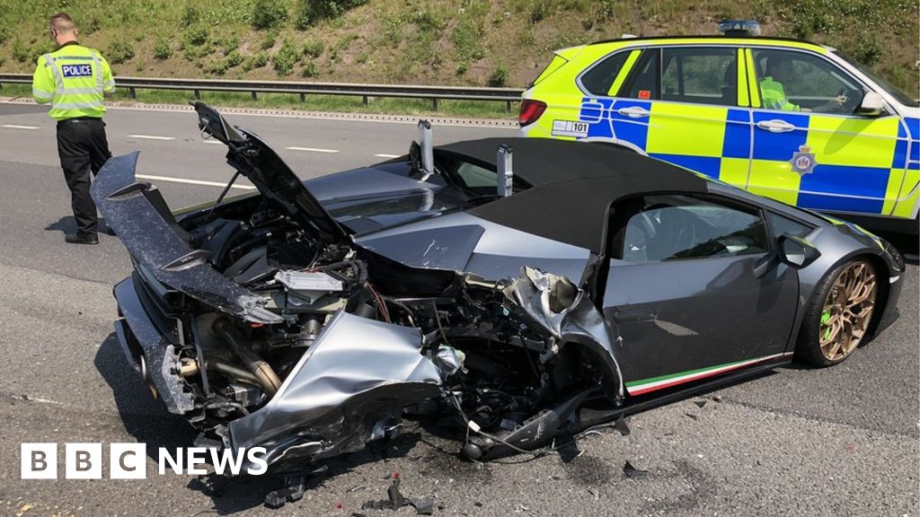 M1 crash wrecked after 20 minutes BBC News