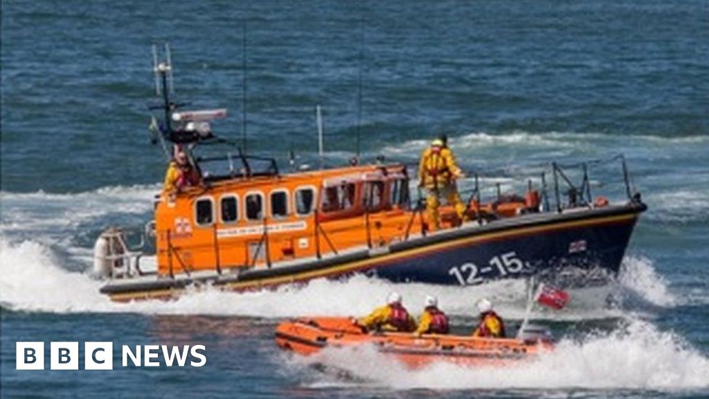 10,000 signatures to save New Quay RNLI lifeboat - BBC News