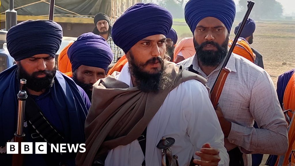 Amritpal Singh: Die Polizei von Punjab verhaftet Helfer, da ein indischer Prediger immer noch auf der Flucht ist
