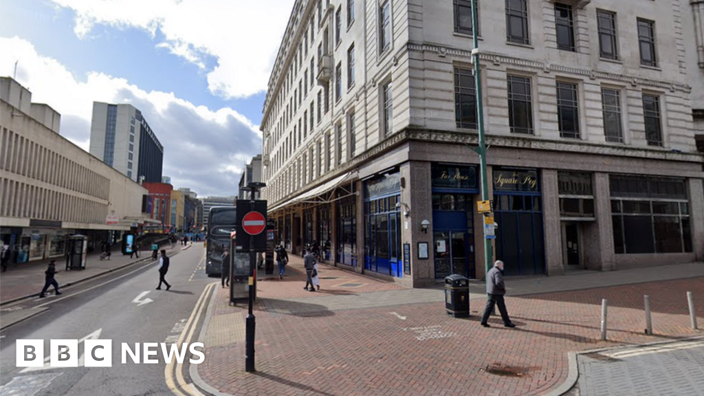 Birmingham violence: Machetes seized and two arrested - BBC News