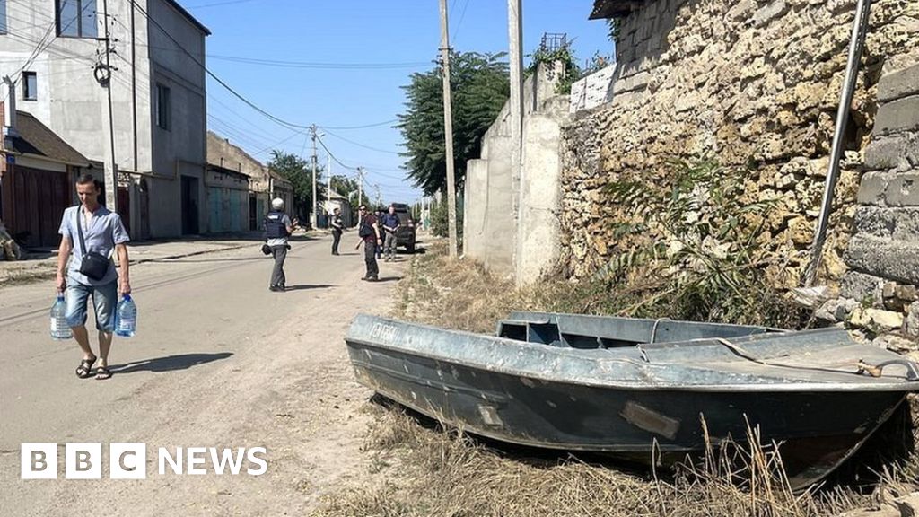 Ukraine war: Living without water in a town devastated by dam breach