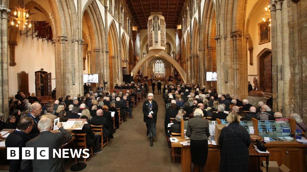 King's tribute as hundreds attend Lord Elis-Thomas funeral