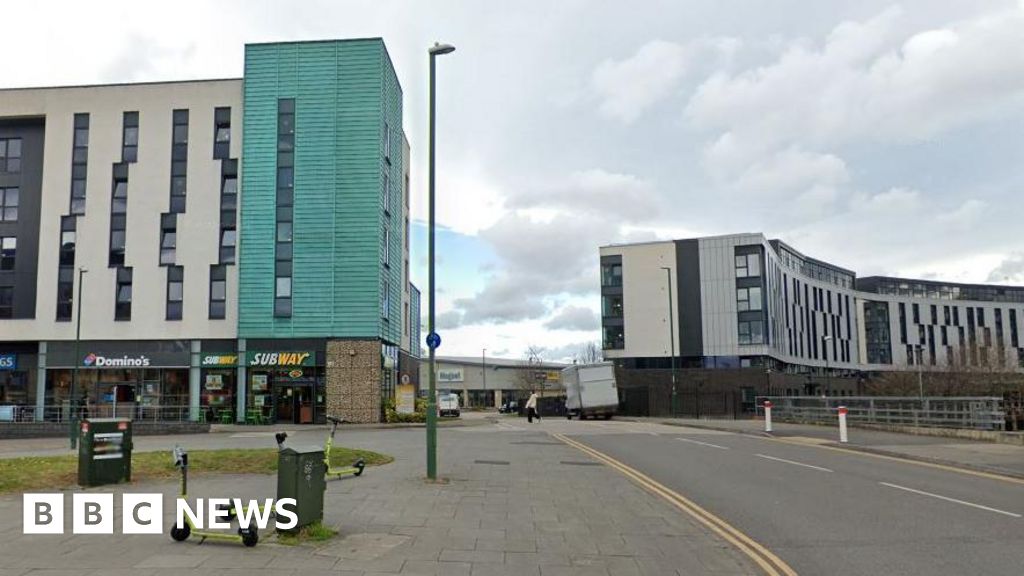 Nottingham: Teenage b﻿oy beaten by group in street - BBC News