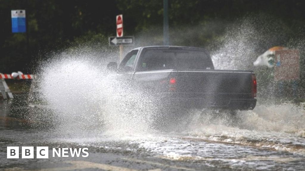 Hurricane Florence: What it’s like as the storm sets in - BBC News