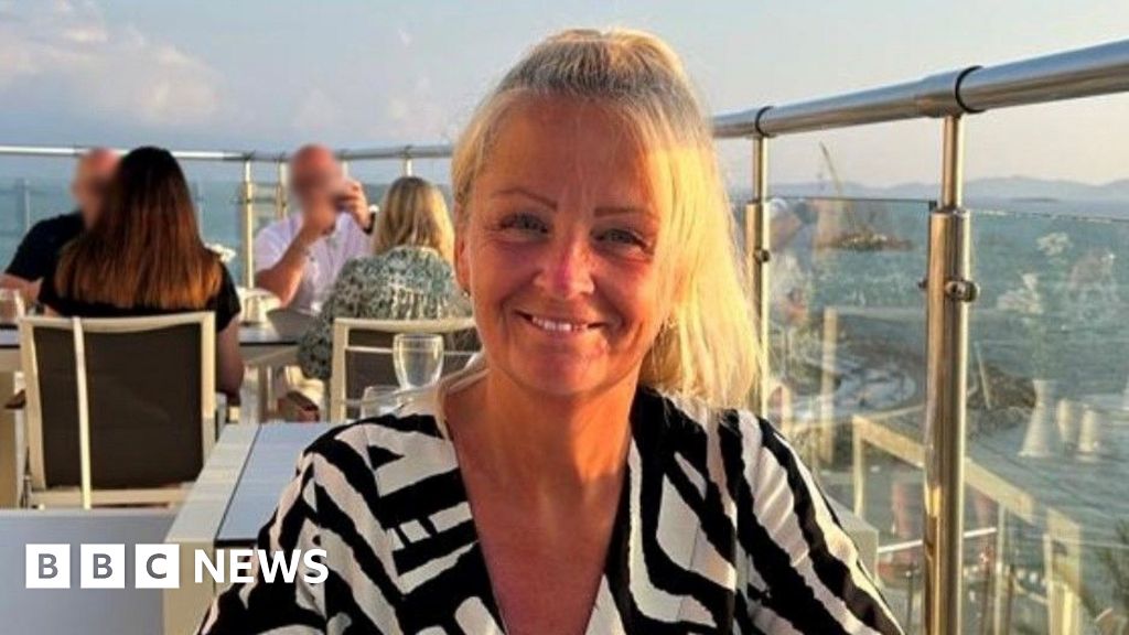 'Dangerous' fugitive who murdered mother walking dog jailed for life