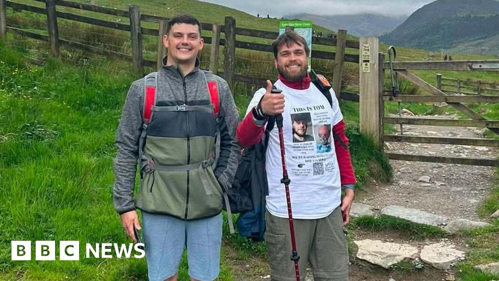 Charity hikers 'really angry' at being booed for dodging queues at Yr Wyddfa summit