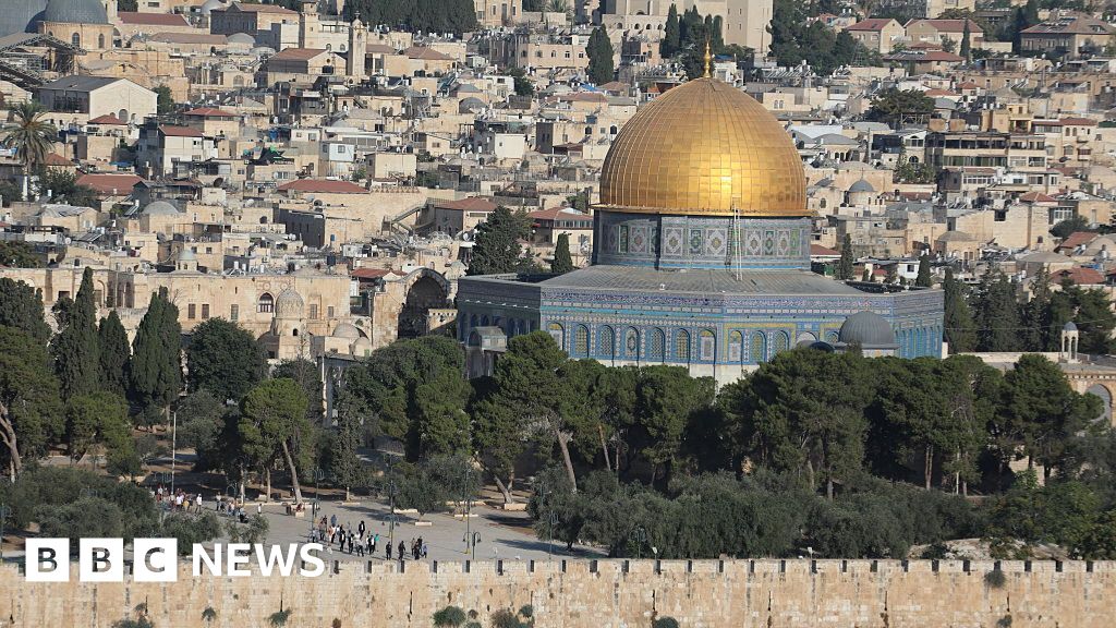 Israeli minister sparks anger by praying at sensitive Jerusalem holy site thumbnail