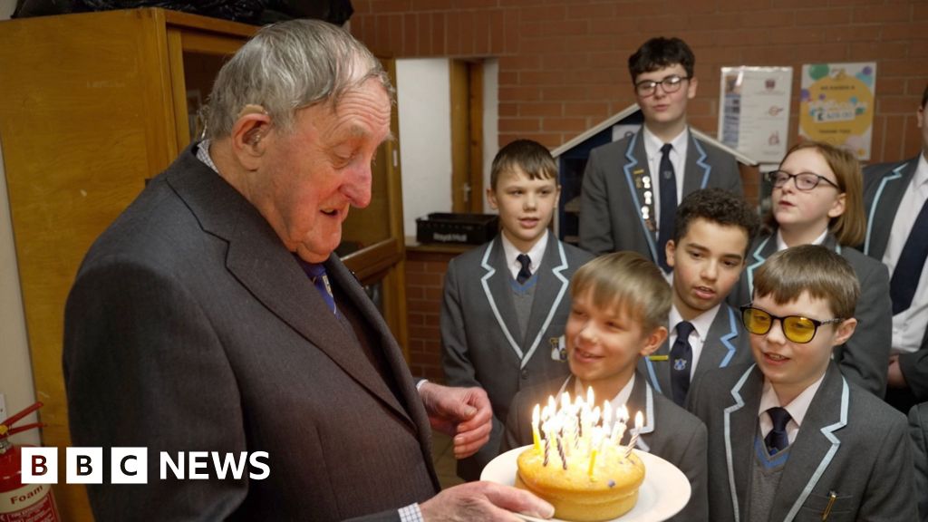 Guru tertua Inggris melihat kembali warisannya di Lichfield School