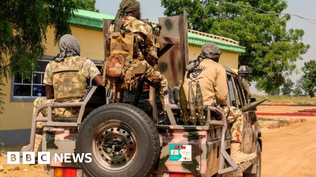 Нигерийската армия е арестува двама войници след като във вирусен