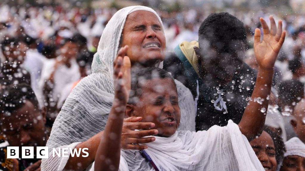 Тимкет: Етиопците скачат в басейн по време на свещения фестивал