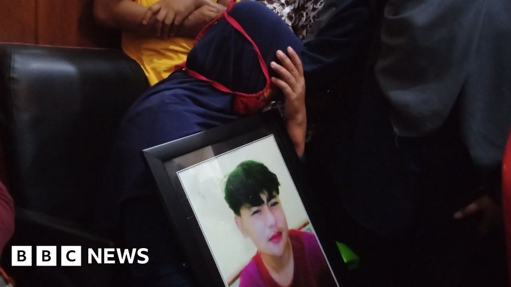 Indonesia football crush: Families devastated as police acquitted - BBC