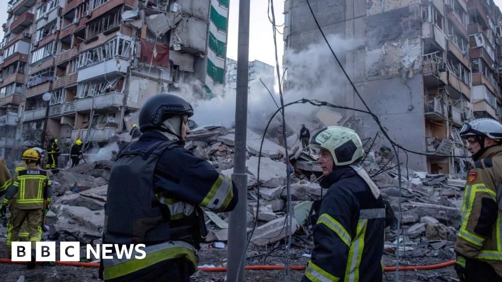 قال مسؤولون إن شخصا قتل في هجوم روسي واسع النطاق في أنحاء أوكرانيا