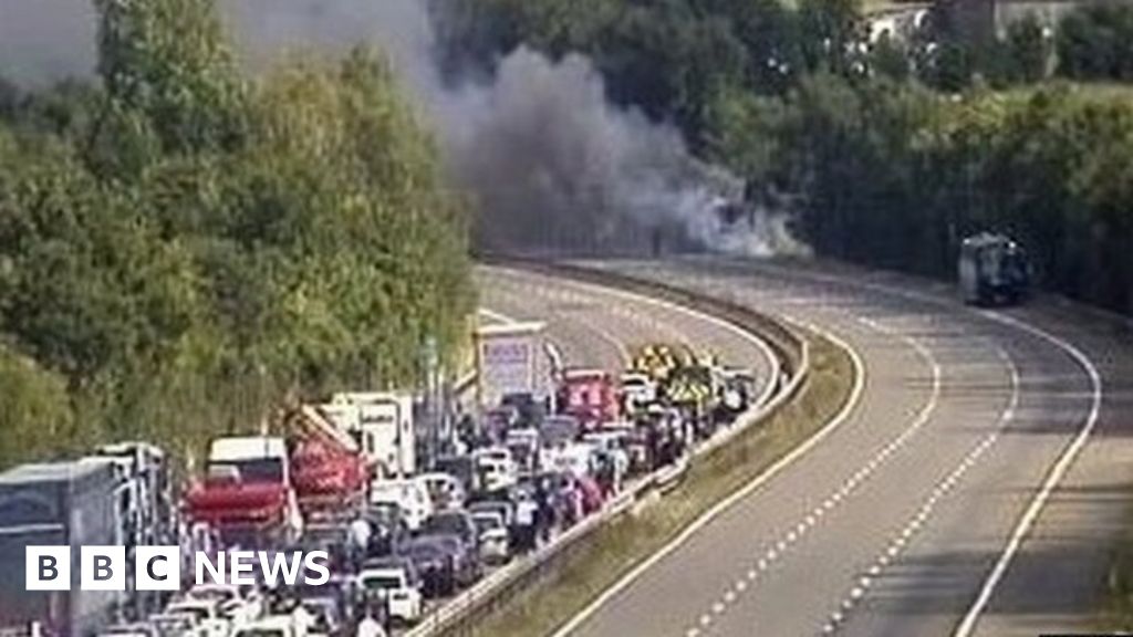 Coach fire closes M40 motorway in Warwickshire BBC News