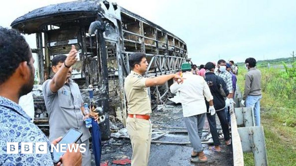 Hundreds of smartphones intensified India bus blaze - reports