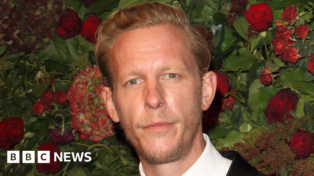 Laurence Fox: Actors union Equity apologises for 'disgrace' tweets thumbnail