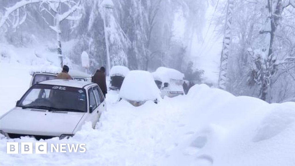 Pakistan snow: Hundreds rescued from vehicles in deadly blizzard