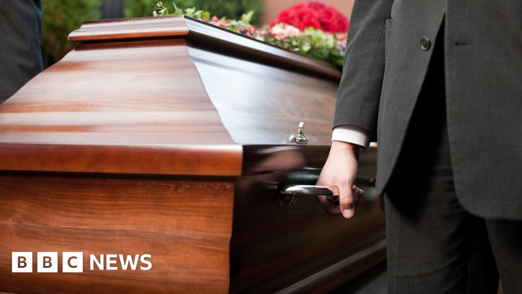 Funeral report reveals body mix-up and leaking coffin - BBC News