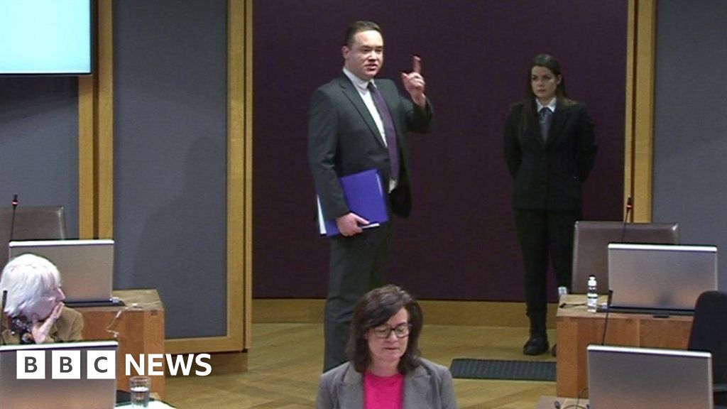 保守黨議員Gareth Davies在衝出參議院後被要求說對不起