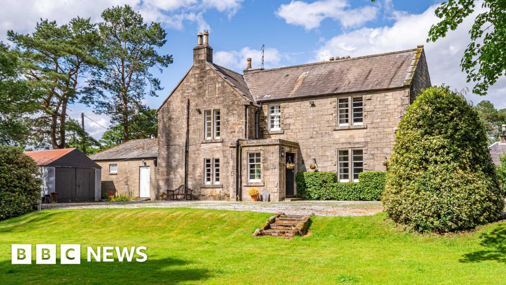bbc.co.uk - New owners to turn luxury Sanquhar hotel into family home - BBC News