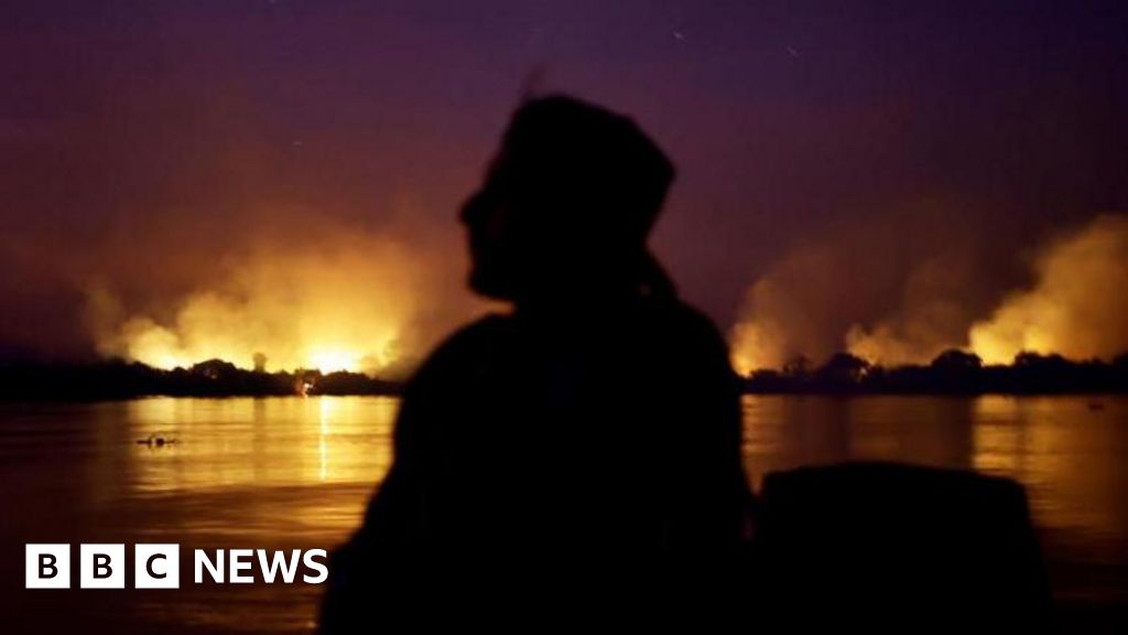 Пожарникарите се борят с горските пожари в Бразилия Пантанал най голямата