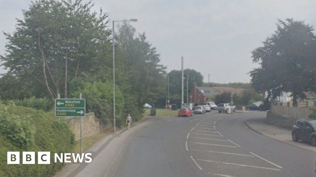 Woman arrested after fatal West Yorkshire car crash - BBC News