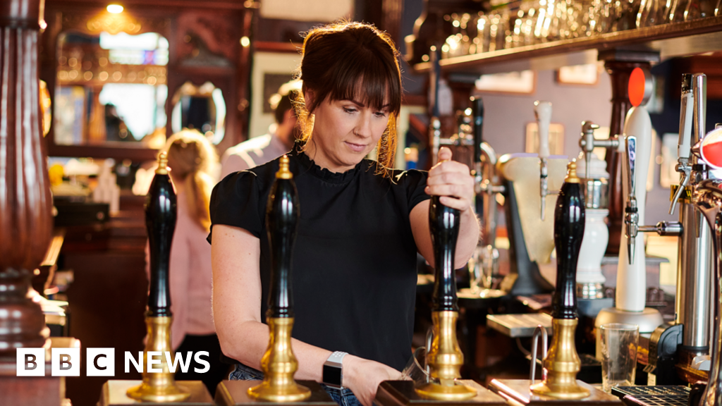 Pubs face widespread closures unless the chancellor announces an extension to business rates relief in next week's Budget, the UK's biggest 