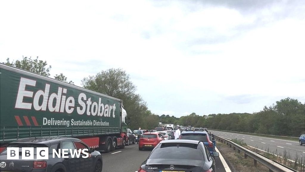 M6 crash: Delays between Stoke-on-Trent and Crewe - BBC News