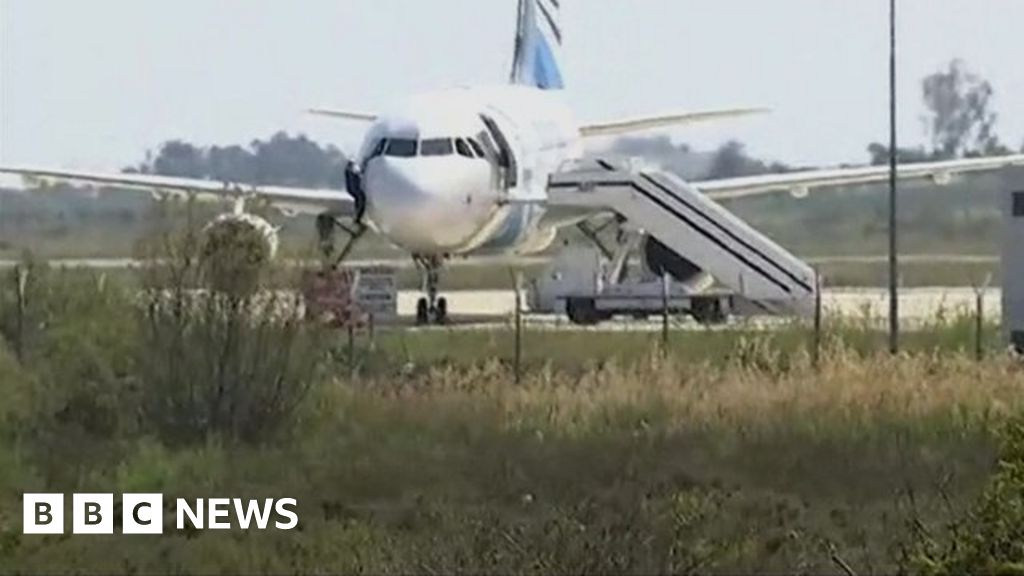 Man jumps from hijack plane cockpit