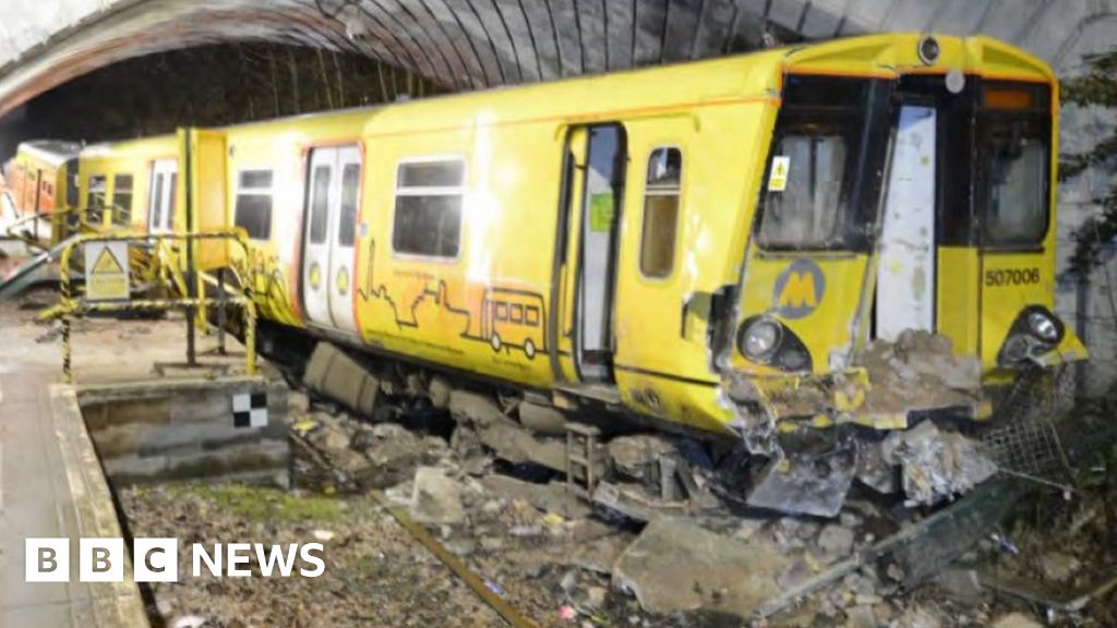 Liverpool train driver sent WhatsApp message before crash BBC News