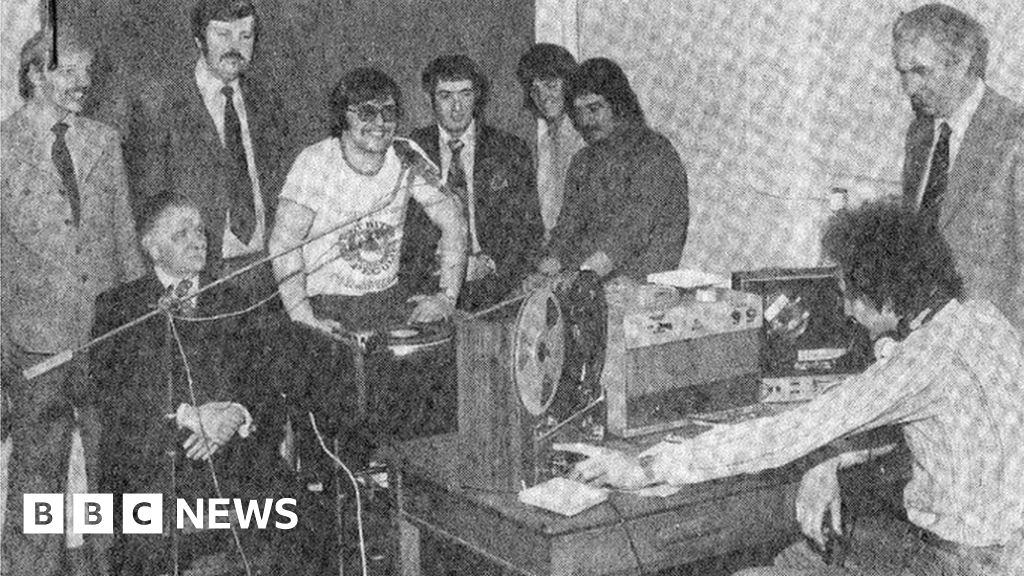 Radio Ysbyty Gwynedd hospital radio marks 40th birthday BBC News